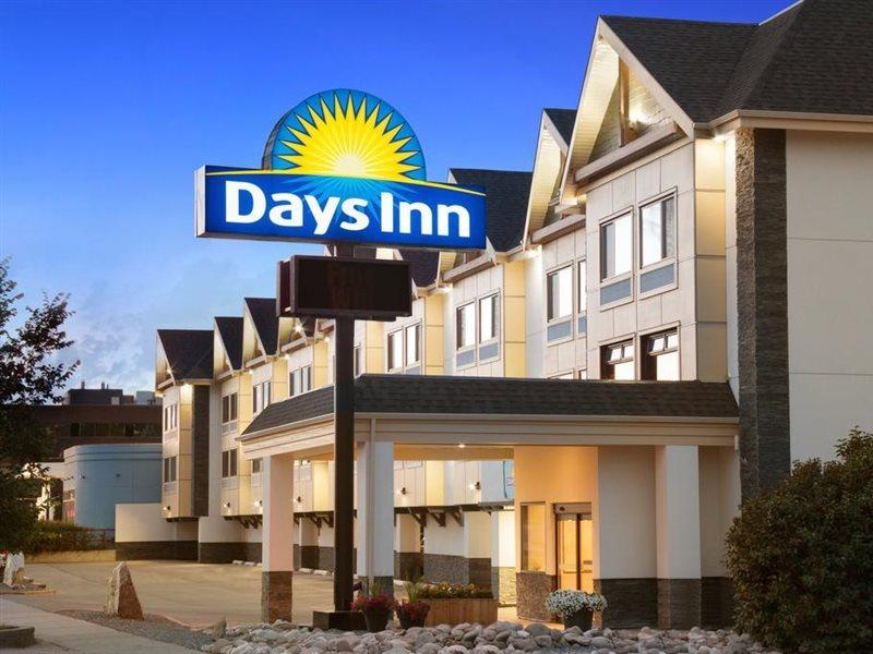 Days Inn By Wyndham Calgary Northwest Exteriör bild